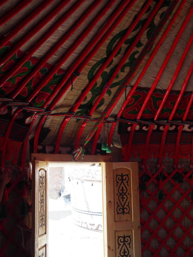 Silkroad Guesthouse บิชเคก ภายนอก รูปภาพ
