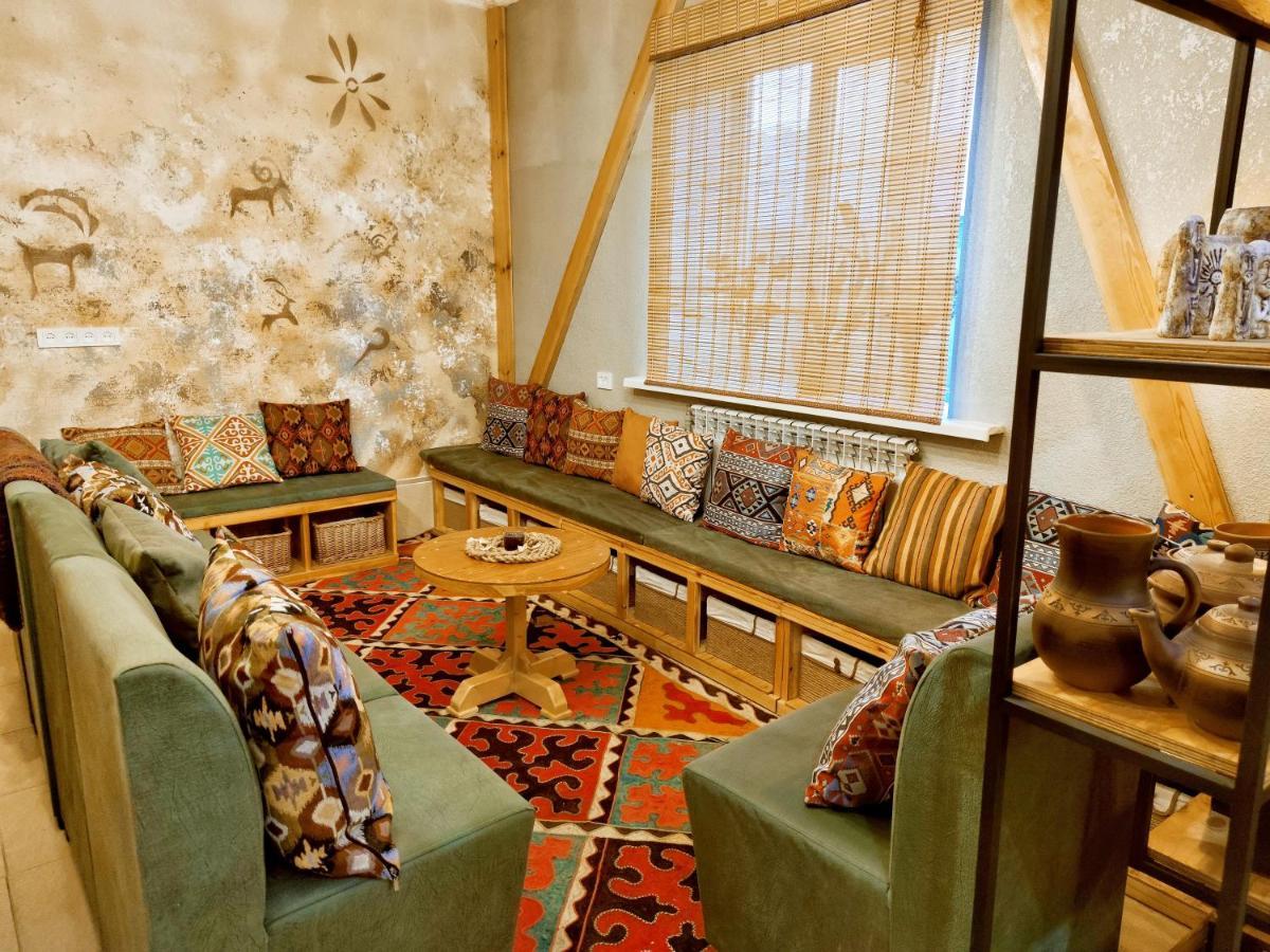 Silkroad Guesthouse บิชเคก ภายนอก รูปภาพ