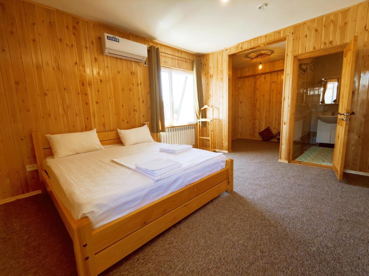 Silkroad Guesthouse บิชเคก ภายนอก รูปภาพ