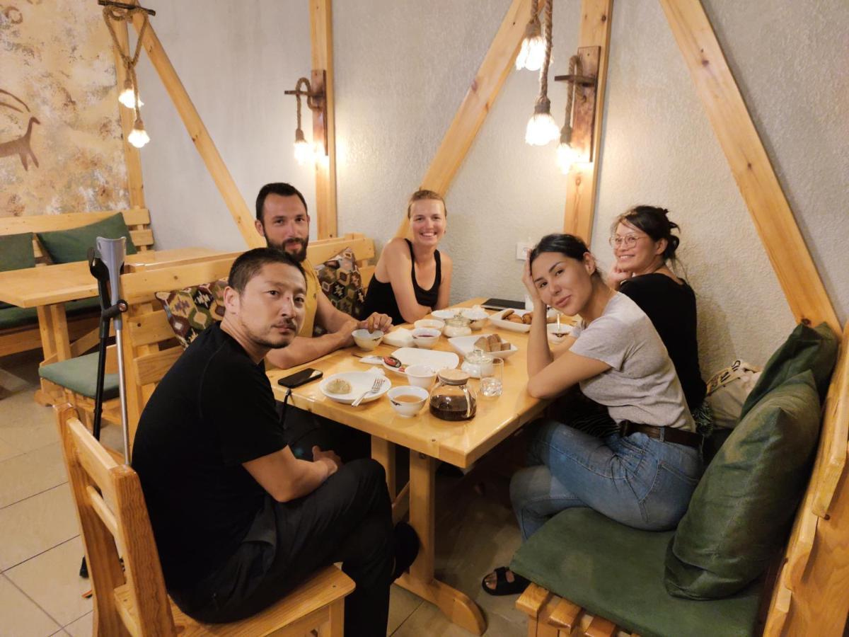 Silkroad Guesthouse บิชเคก ภายนอก รูปภาพ