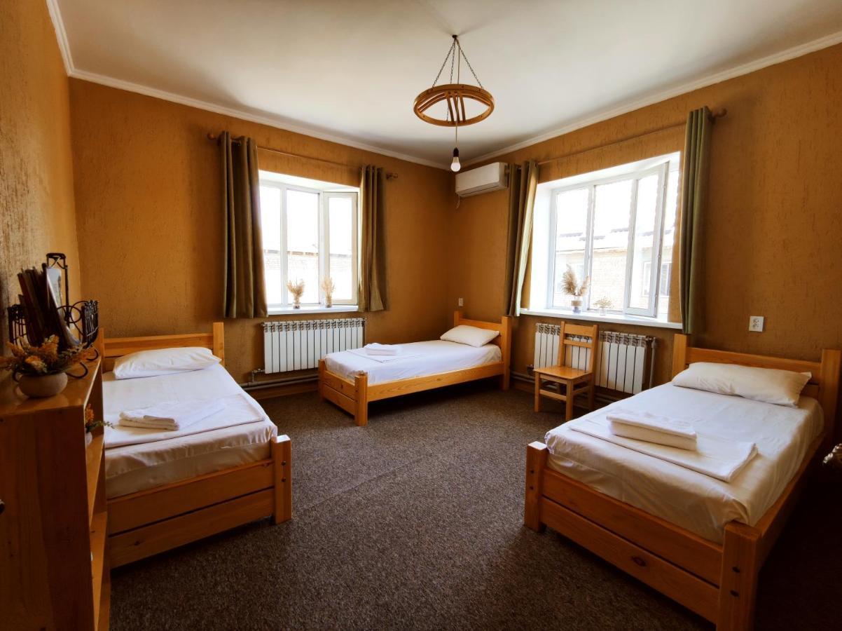 Silkroad Guesthouse บิชเคก ภายนอก รูปภาพ