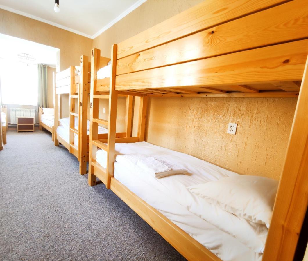 Silkroad Guesthouse บิชเคก ภายนอก รูปภาพ