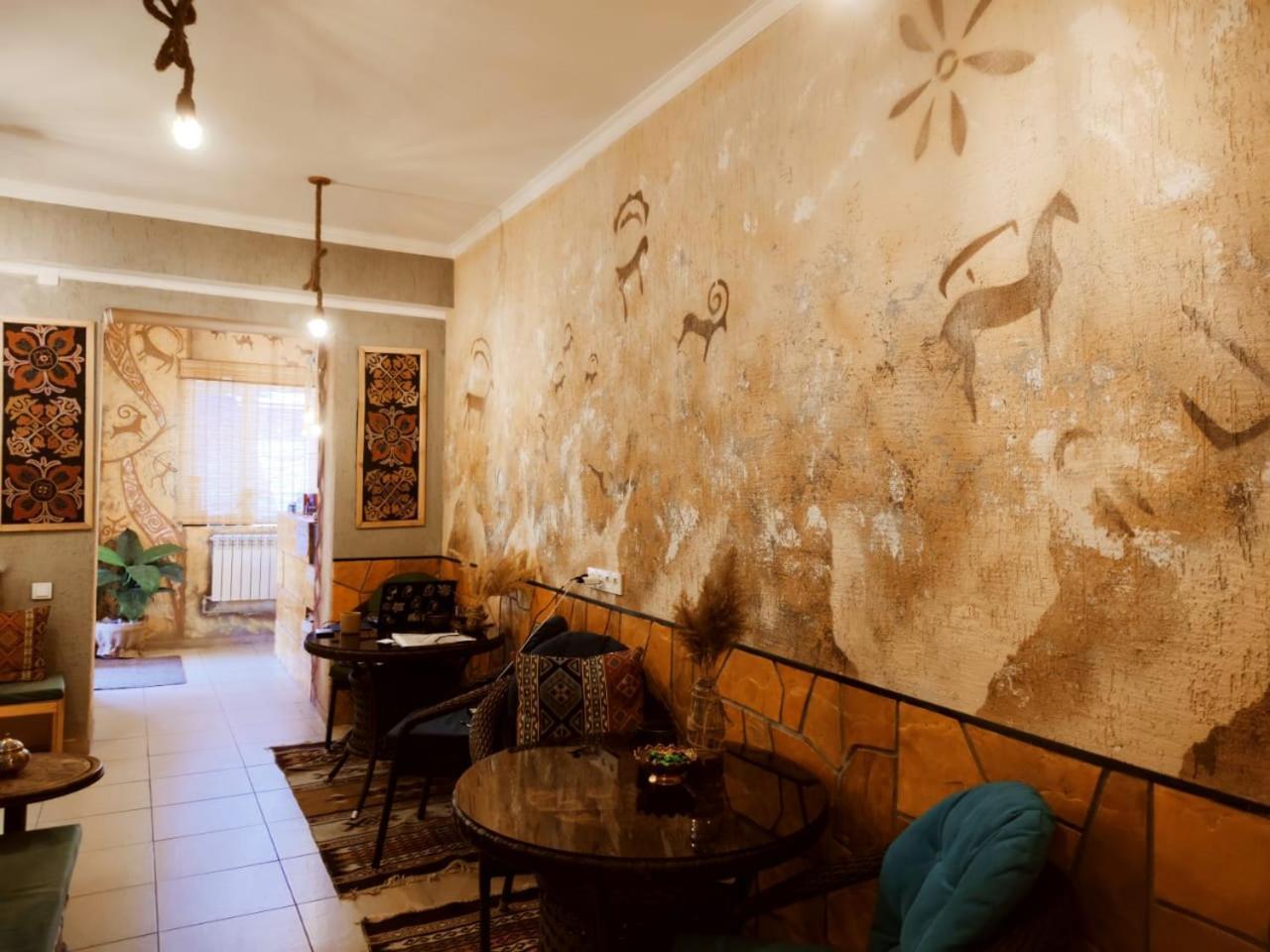Silkroad Guesthouse บิชเคก ภายนอก รูปภาพ