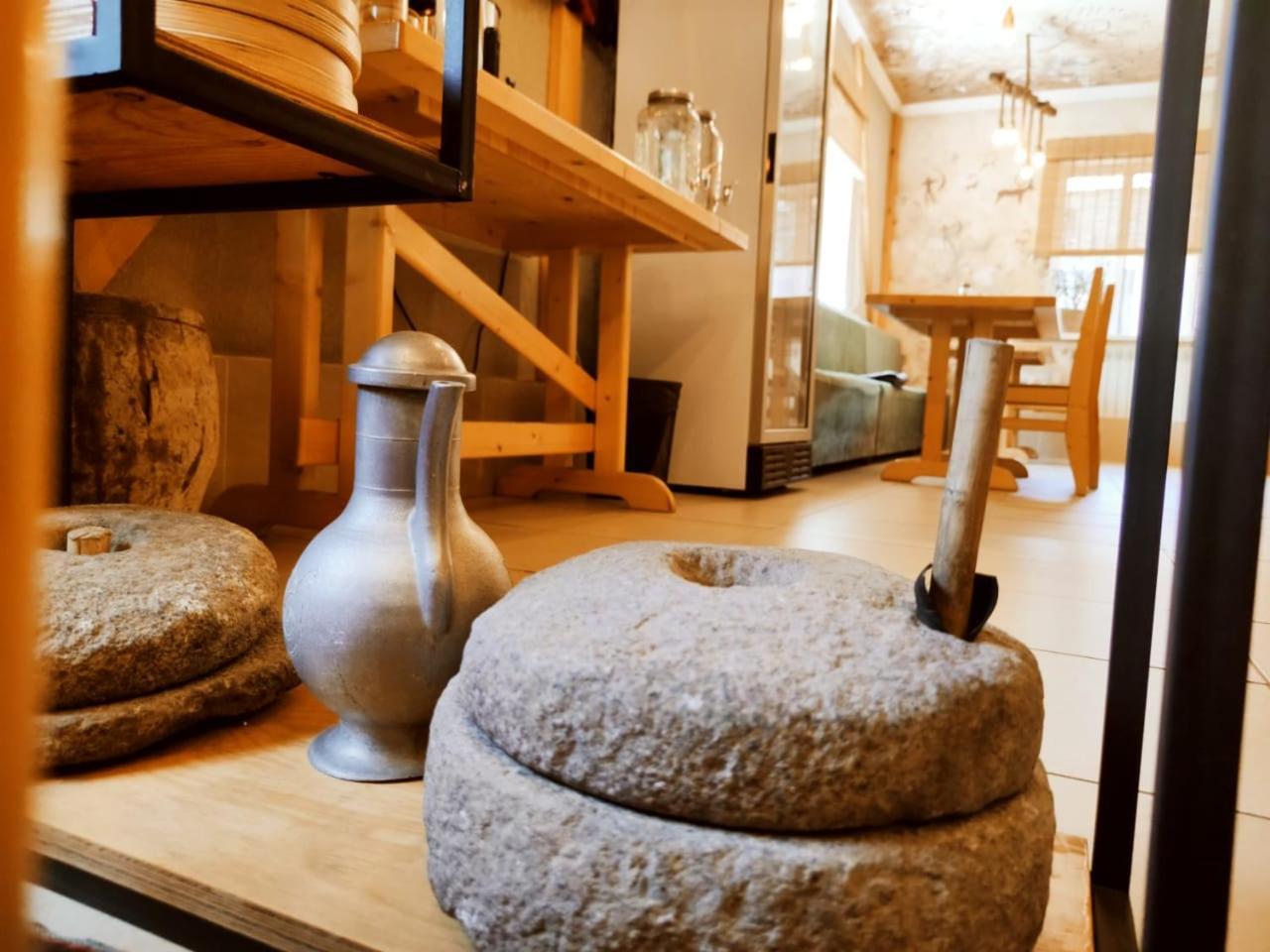 Silkroad Guesthouse บิชเคก ภายนอก รูปภาพ