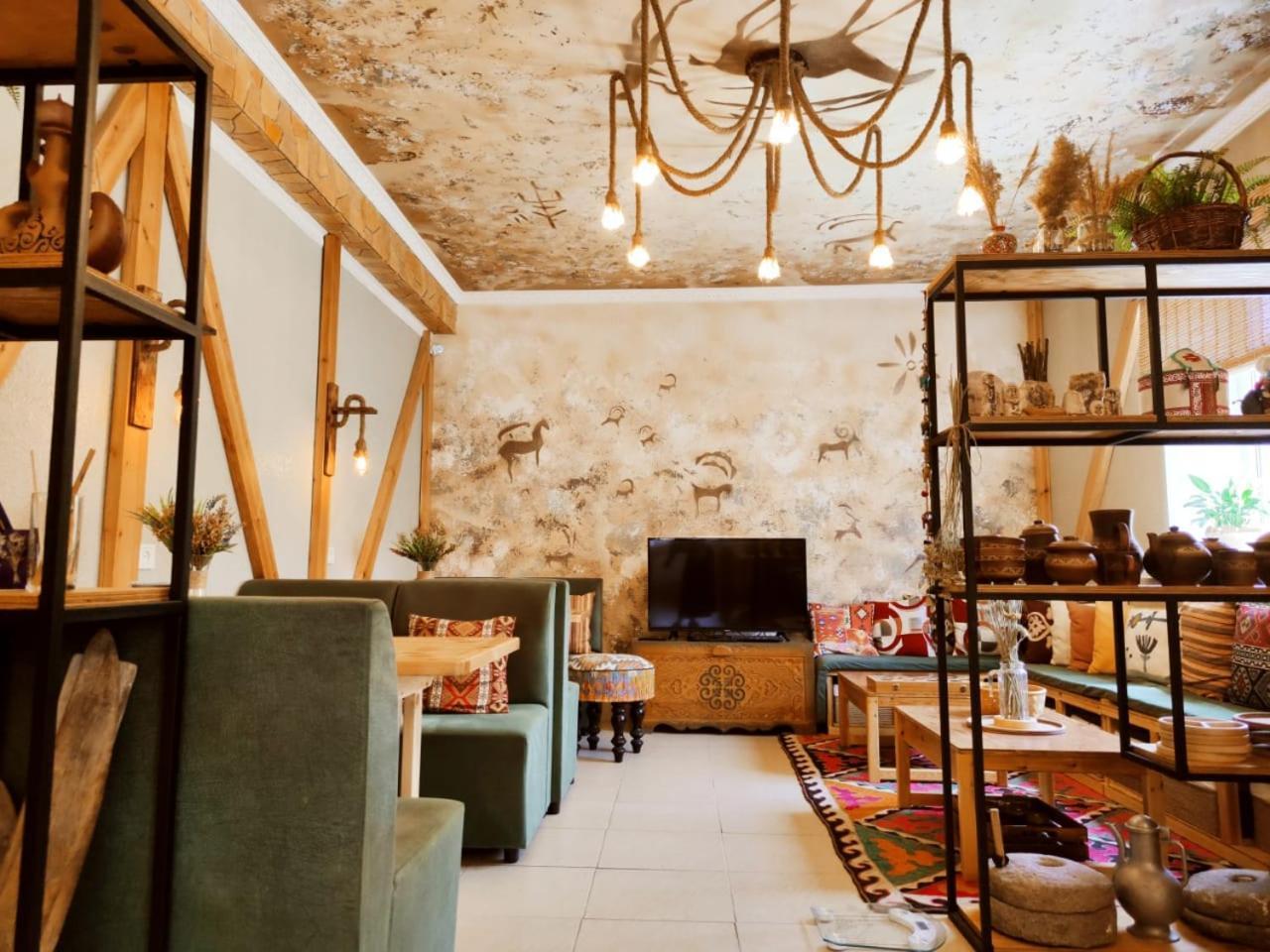 Silkroad Guesthouse บิชเคก ภายนอก รูปภาพ