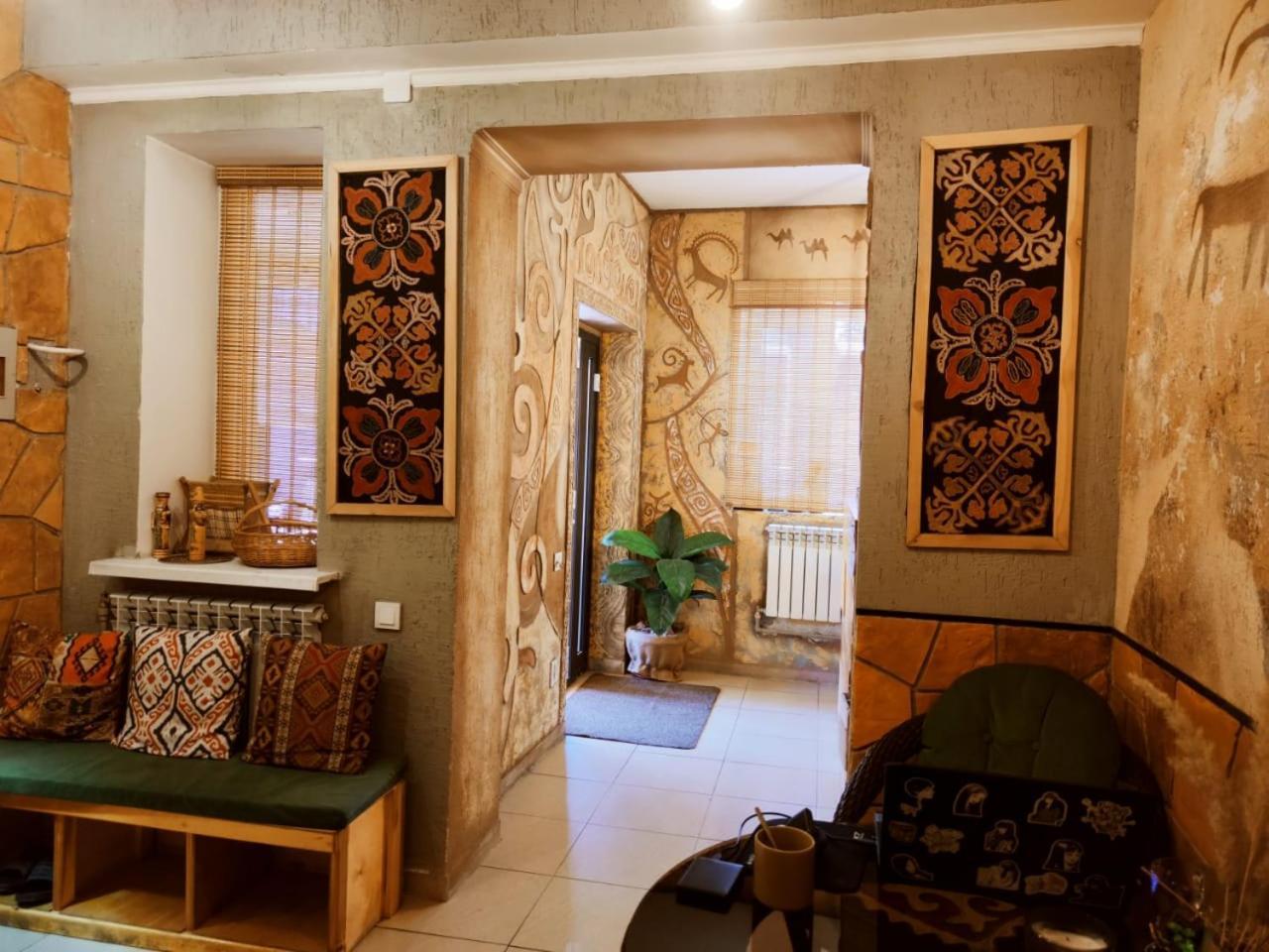 Silkroad Guesthouse บิชเคก ภายนอก รูปภาพ