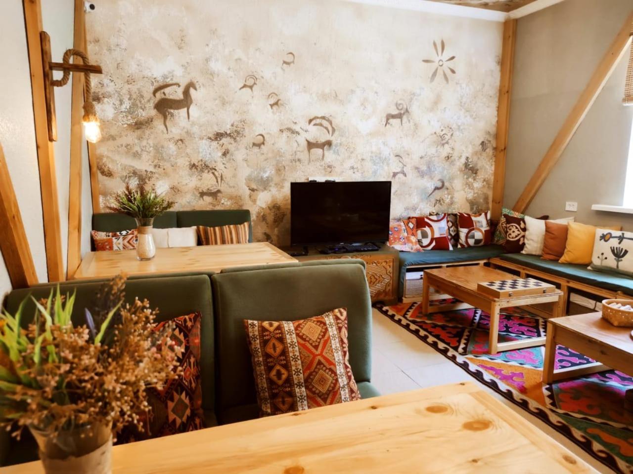 Silkroad Guesthouse บิชเคก ภายนอก รูปภาพ