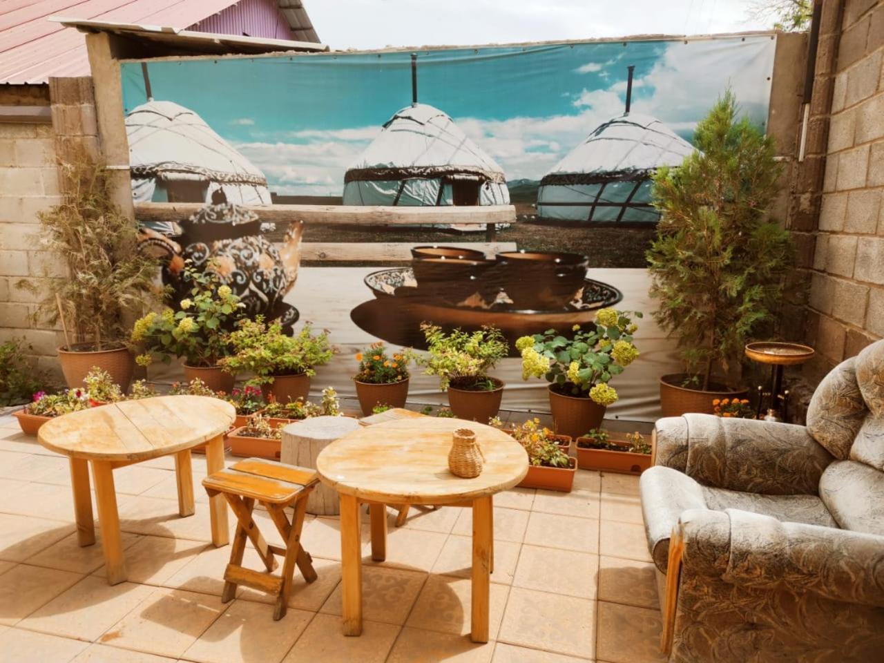 Silkroad Guesthouse บิชเคก ภายนอก รูปภาพ