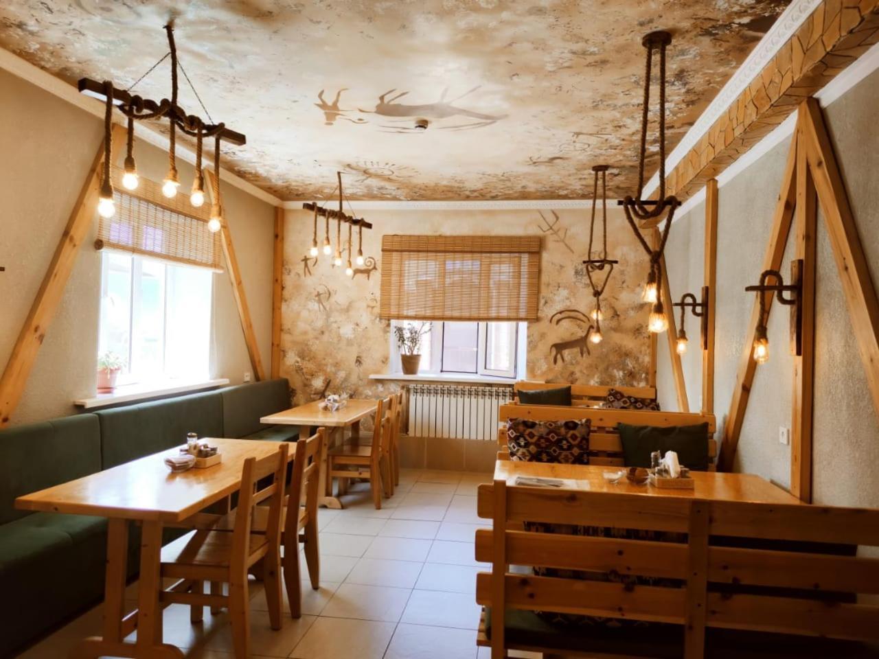 Silkroad Guesthouse บิชเคก ภายนอก รูปภาพ