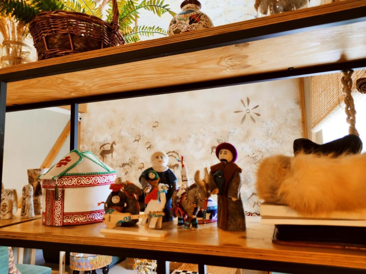 Silkroad Guesthouse บิชเคก ภายนอก รูปภาพ