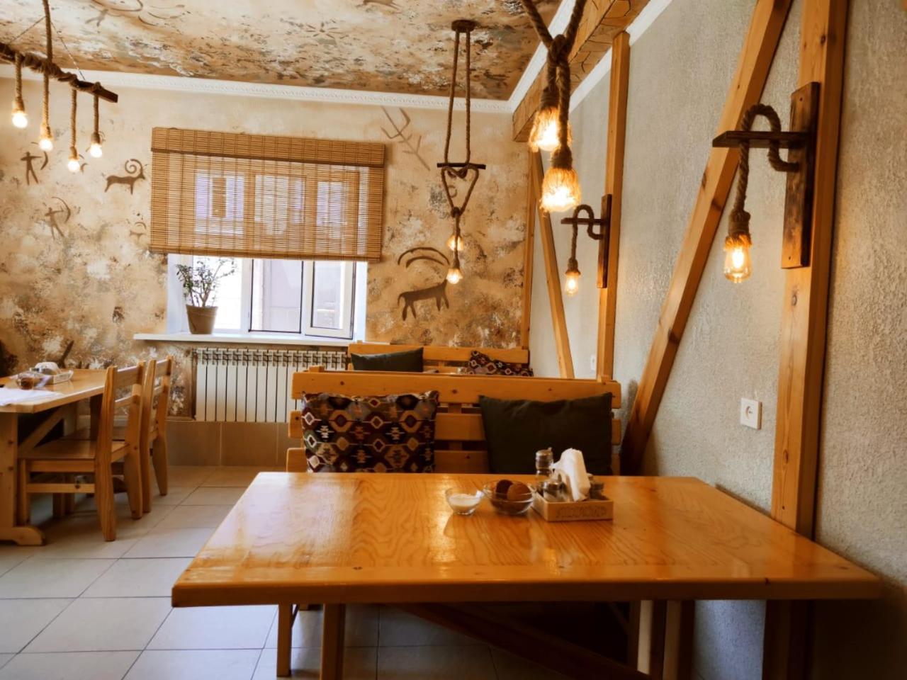 Silkroad Guesthouse บิชเคก ภายนอก รูปภาพ